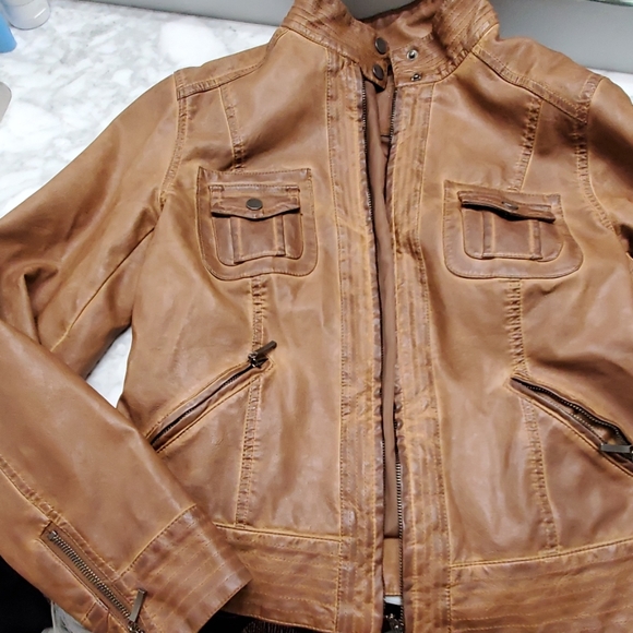 A coat - Picture 8 of 8